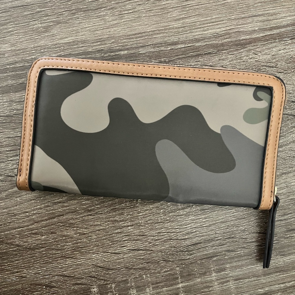 Tommy Hilfiger Camouflage Zip-Around Wallet - Picture 3 of 5